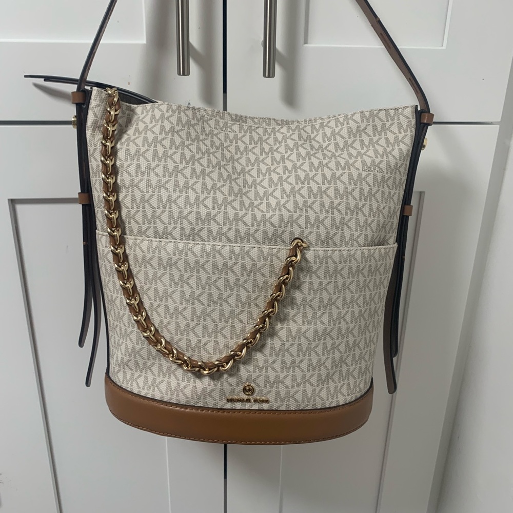 Michael Kors Reese signature Canvas Large Shoulder bag with gold chain.